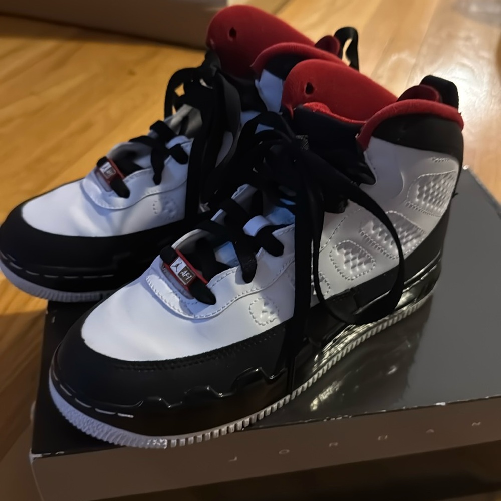 air jordan black noir varsity red-black